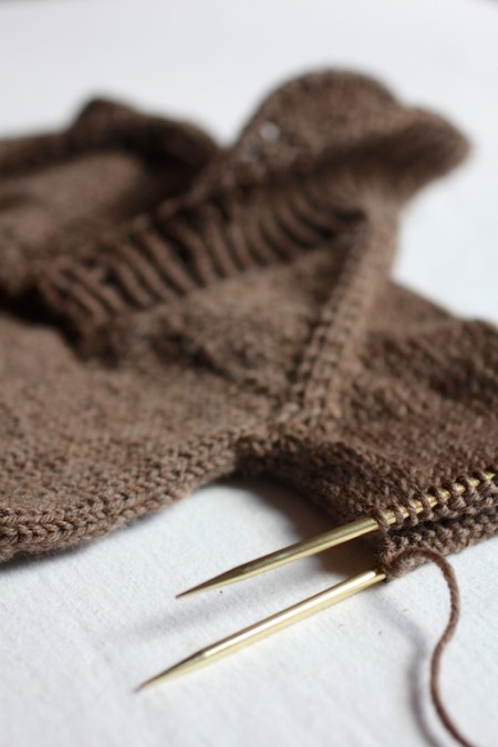 dino-sweater-needle-detail